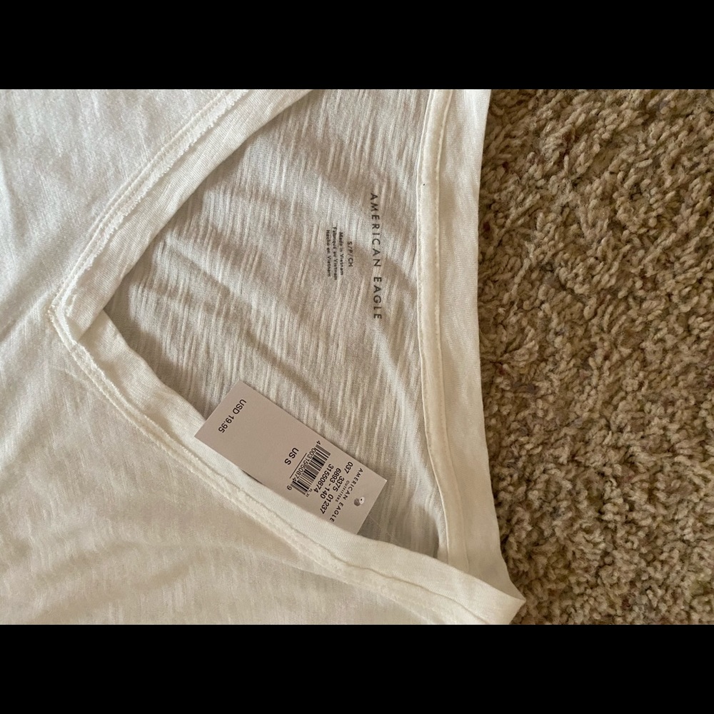 American eagle white v neck t shirt for leggings